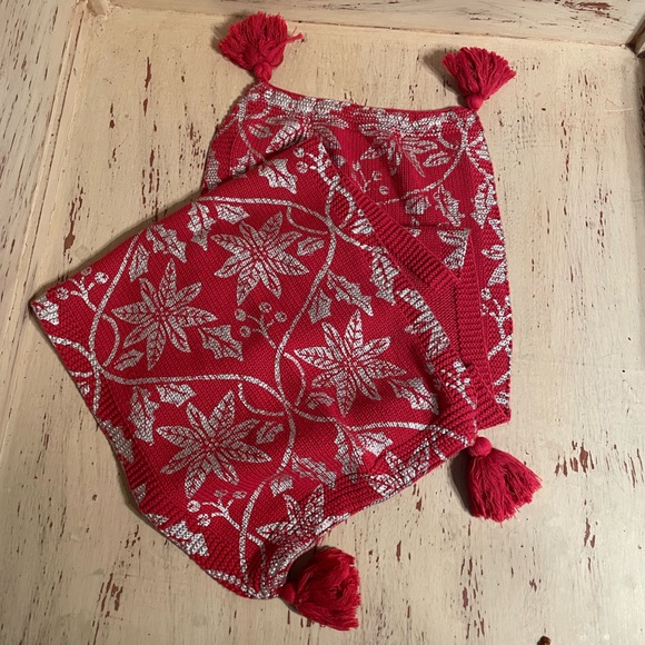 Ted Knit Table Runner By Balsam & Fir Trading Company 🌲 - Picture 4 of 7